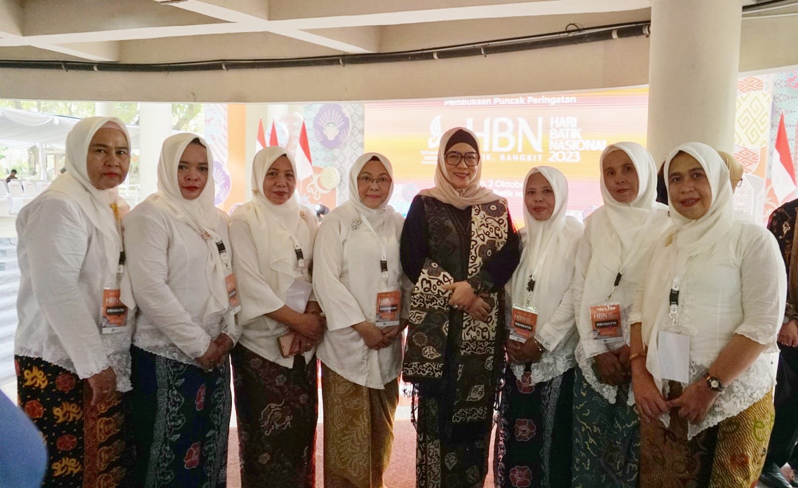 DERTA ROHIDIN PAKAI BATIK BESUREK