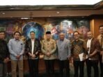 Gubernur Bengkulu Rohidin Mersyah bersama Menparekraf RI Sandiaga Uno saat membahas Pembuatan film Biografi Fatmwati di Jakarta