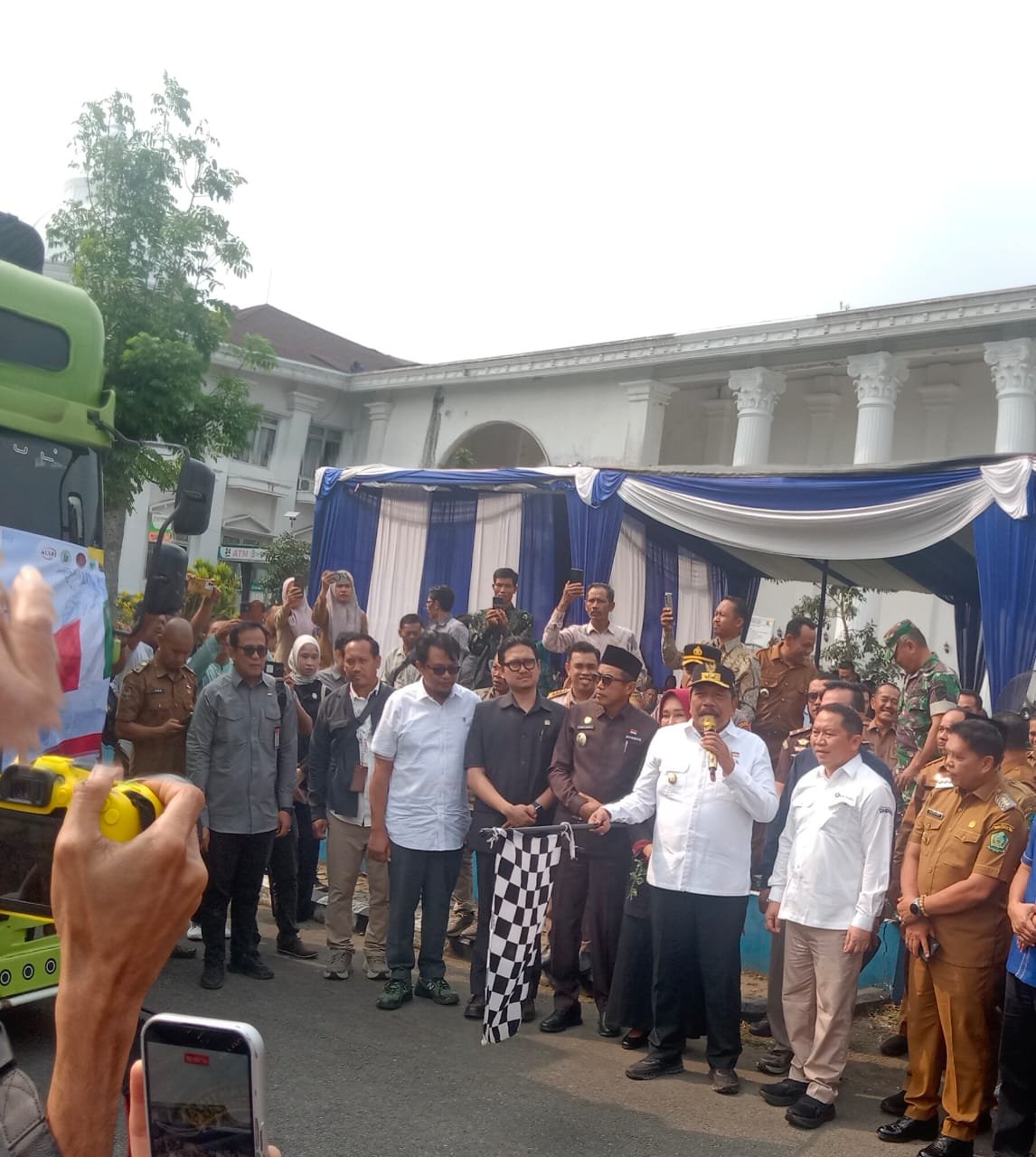 Mian angkat Bendera Start